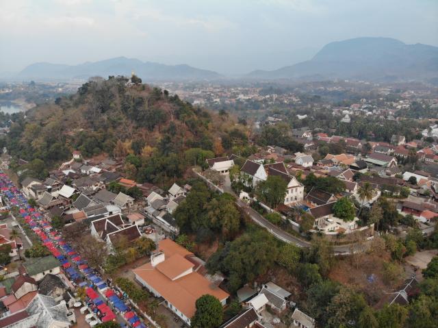 Výhľad z vtáčej perspektívy na Luang Prabang a ich posvätnú hor