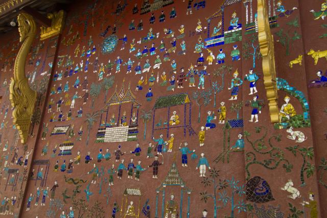 Steny chrámov Wat Xieng Thong zdobia budhistické príbehy ako aj