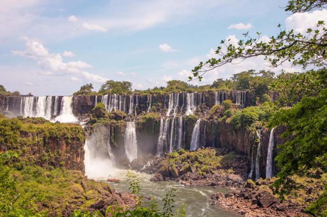 Vodopády Iguazú na argentínsko-brazílskej hranici patria medzi 