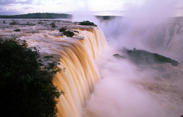 Obdivujeme mohutný biely spenený prúd rieky Iguazú.