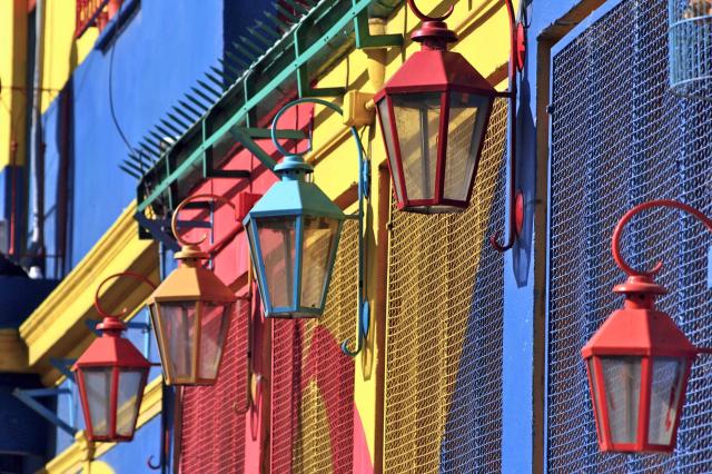 Farebné domčeky štvrte La Boca, Buenos Aires, sú veľmi fotogeni
