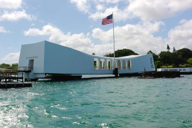 Na okraji Honolulu sa nachádza známe letisko Pearl Harbour, kto