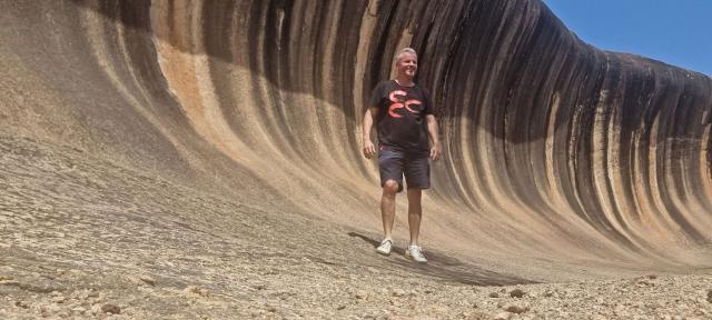 Wave rock je kamenná formácia, ktorá naozaj pripomína prevaľujú