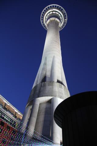 Odporúčame sa vyviezť na vyhliadku veže Sky Tower. Naskytne sa 