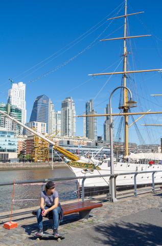 Pohľad z vody na modernú štvrť Buenos Aires, Puerto Madero Vás 