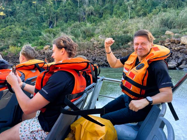 Lodička nás vezie priamo pod vodopád Iguazu. Foto: Ľuboš Fellne