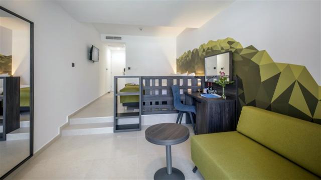 TW04 - Parent Superior Twin Room with Balcony (2).jpg