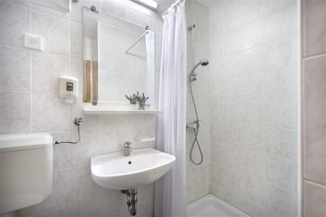 Hotel_Sahara_Standard_Triple_Room_2_1623759429.jpg