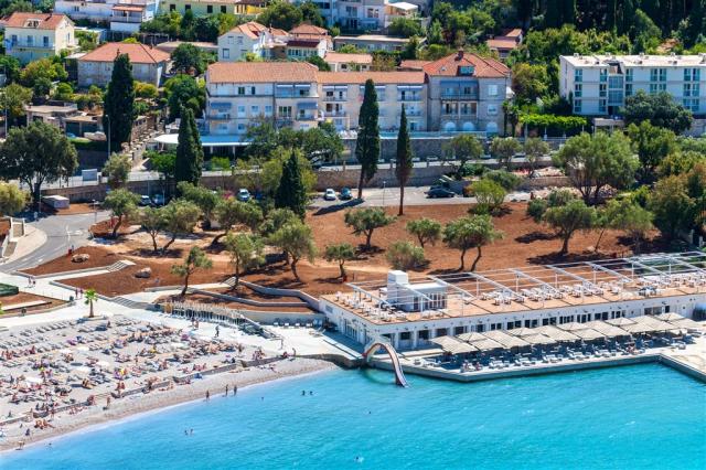 komodor-hotel-front-birdview-lapadbaybeach.png