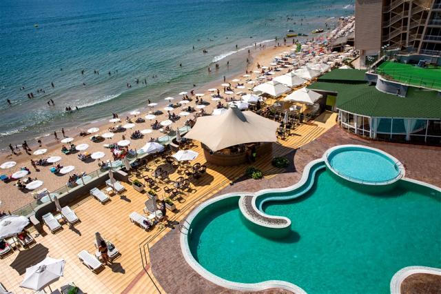 arsena_pool_view.jpg