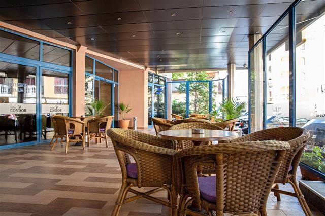 Lobby_bar_terrace.jpg