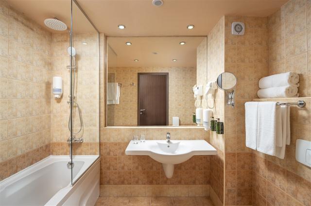 Bathroom Type 1 (with bath).jpg