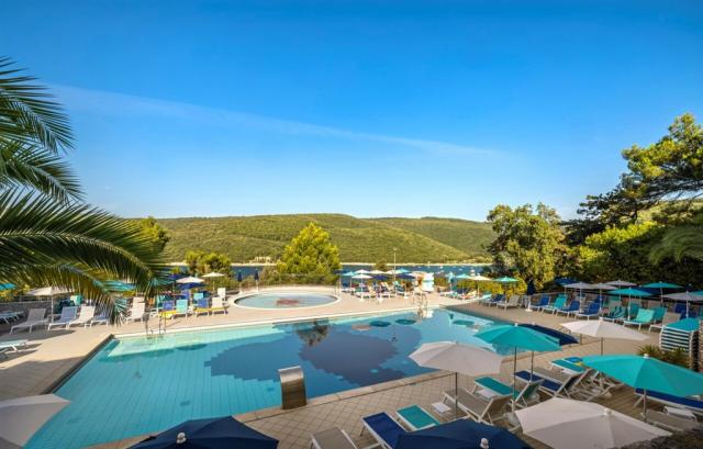 Rabac_sunny_hotel_outdoor_pool_01.jpg
