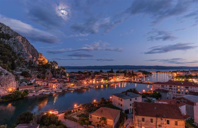 hotel Brzet - mesto Omiš - autobusový zájazd CK  - Chorvátsko, 