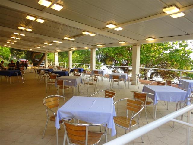 hotel Brzet - letná terasa - autobusový zájazd CK  - Chorvátsko