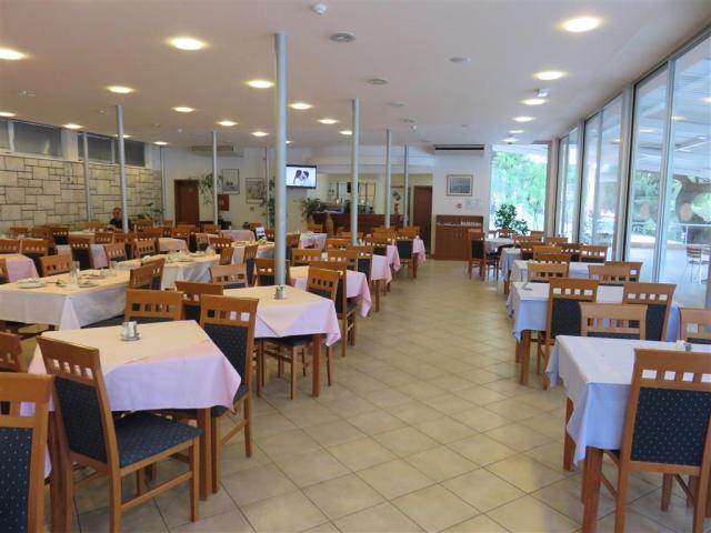 hotel Brzet - reštaurácia - autobusový zájazd CK  - Chorvátsko,