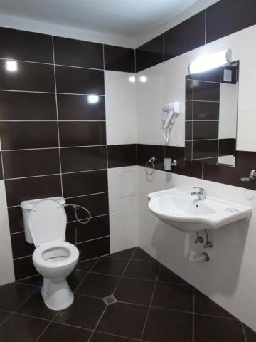 Hotel Kamenec - kúpelňa - letecký a autobusový zájazd CK  - Bul