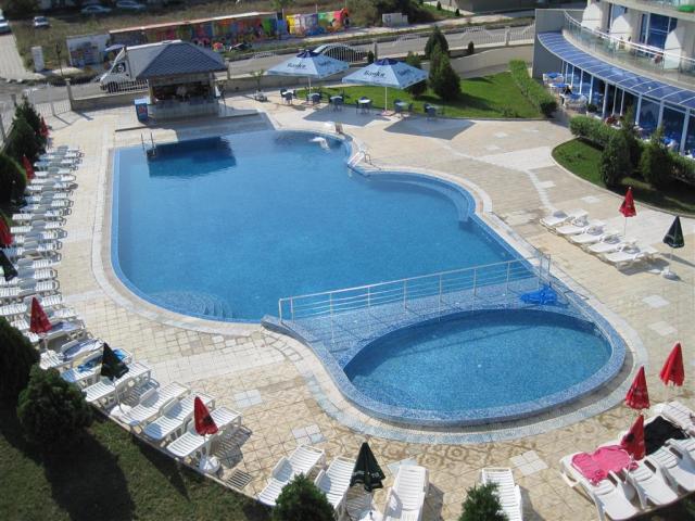 Hotel Queen Nelly - bazén - letecký a autobusový zájazd CK  - B
