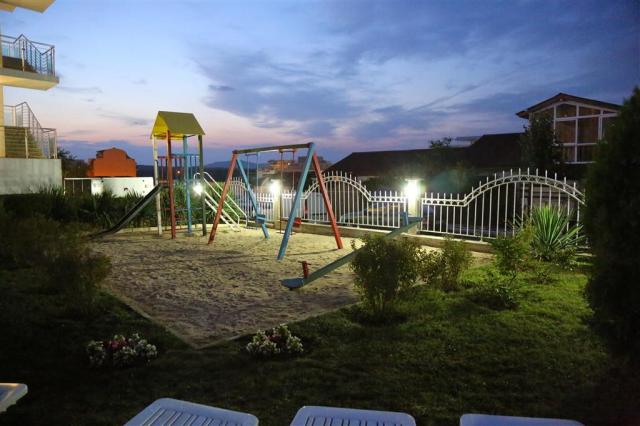 Hotel Queen Nelly - ihrisko - letecký a autobusový zájazd CK  -