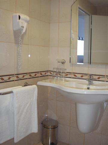 Hotel Queen Nelly - kúpeľňa - letecký a autobusový zájazd CK  -