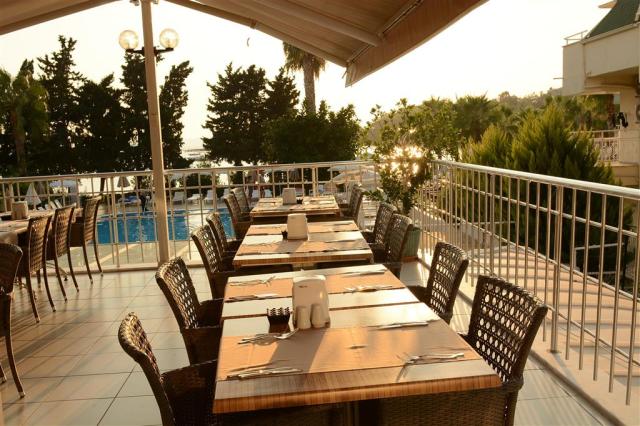 Hotel Incekum Su - terasa so sedením - letecký zájazd CK  - Tur