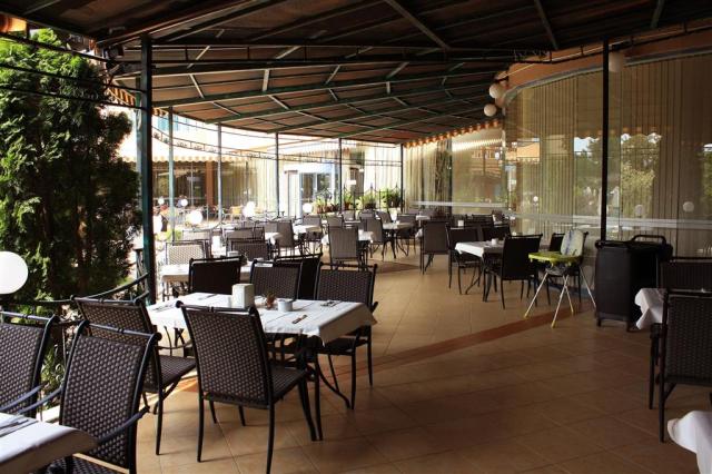 Hotel Tiara Beach - terasa reštaurácie - letecký zájazd CK  - B