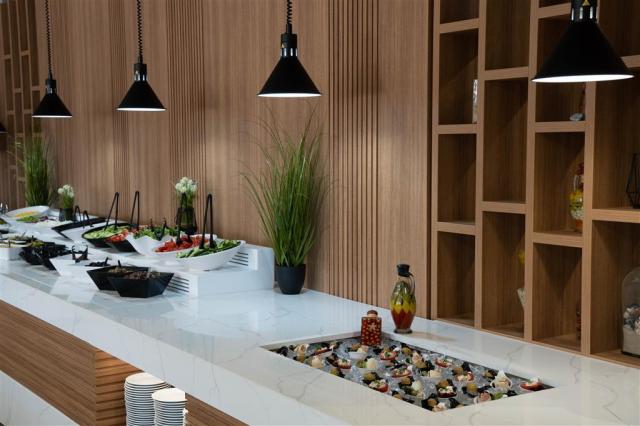 Hotel Tiara Beach - bufetové stoly - letecký zájazd CK  - Bulha