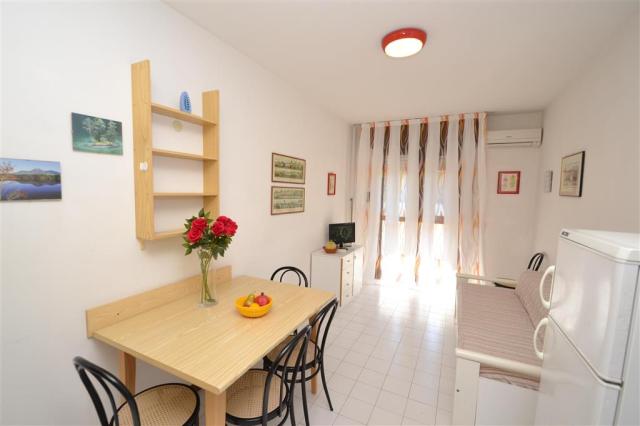 apartmánový dom Gemini s bazénom a záhradou v časti Pineda v Bi