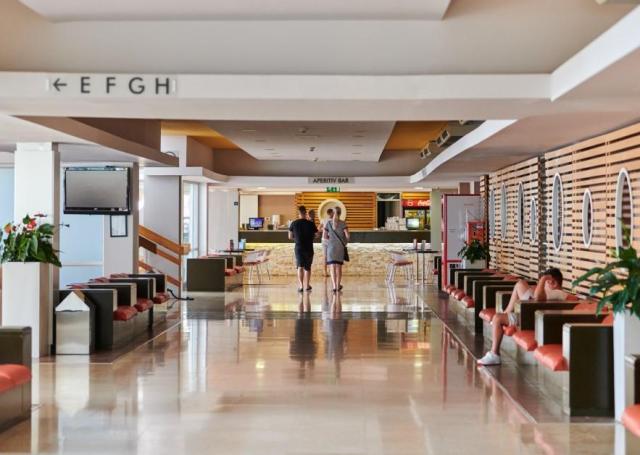 Hotel Delfin - recepcia - CK  - autobusový zájazd Chorvátsko, I