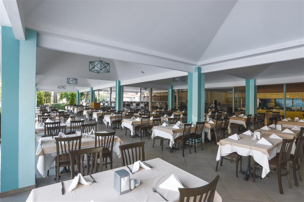 Insula Resort - terasa pri bazéne - letecký zájazd CK - Tureck