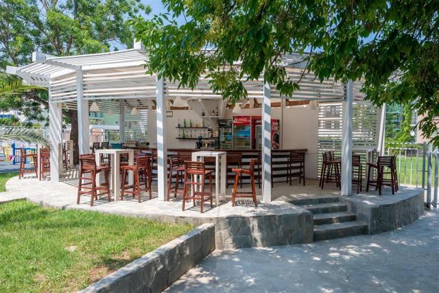 Hotel Belitsa - bar pri bazéne - letecký a  autobusový zájazd C