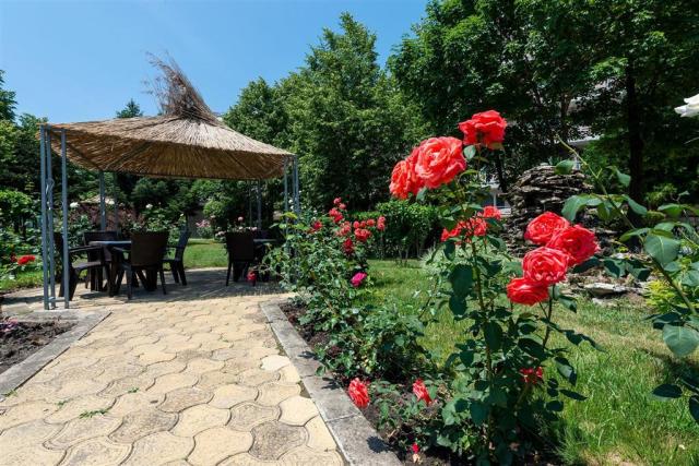 Hotel Belitsa - záhrada - letecký a  autobusový zájazd CK  - Bu