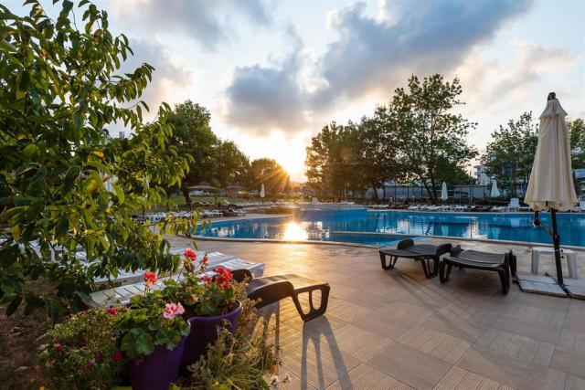 Hotel Belitsa - záhrada - letecký a  autobusový zájazd CK  - Bu