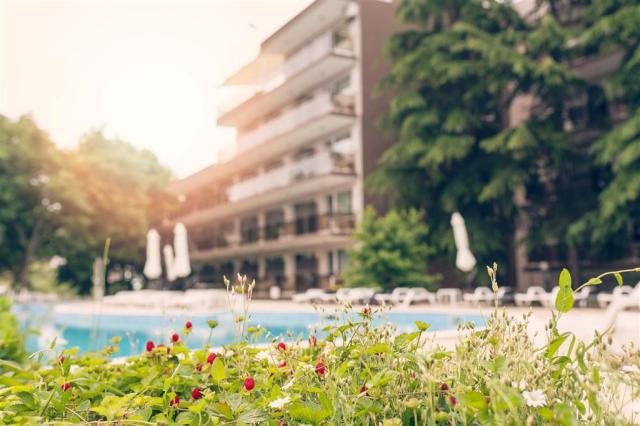Hotel Belitsa - záhrada - letecký a  autobusový zájazd CK  - Bu