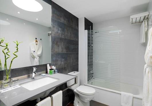 H10 White Suites Boutique Hotel - kúpeľňa - letecký zájazd CK  