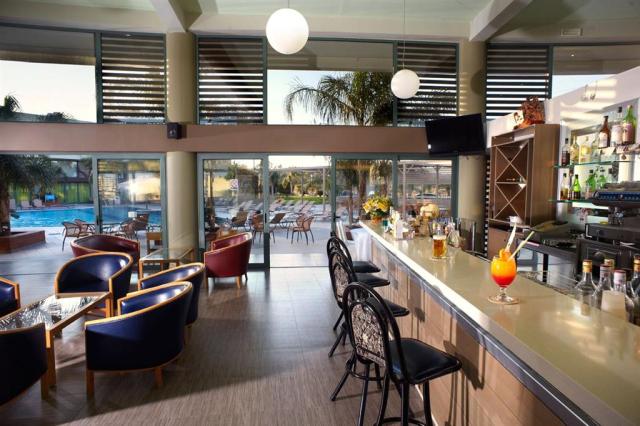 Hotel Virginia - bar pri bazéne - letecký zájazd CK  - Rodos, K