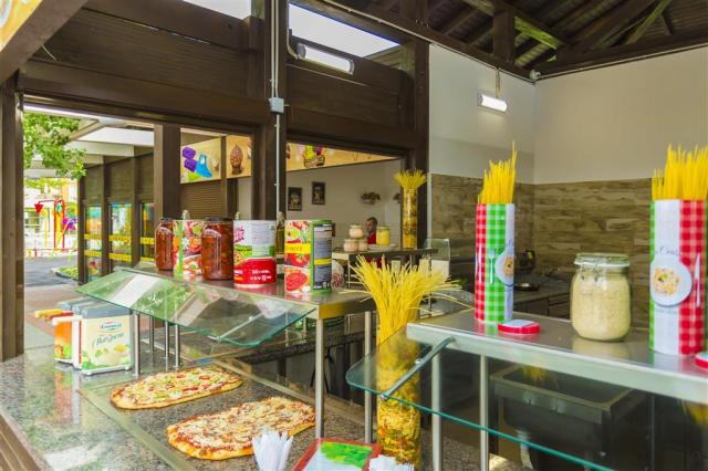 Imperial Resort - snack bar - letecký a autobusový zájazd CK  -
