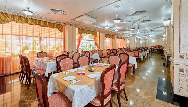 Hotel Karolina - jedáleň - letecký a autobusový zájazd CK  - Bu