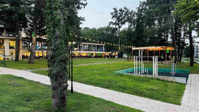 Queen Nelly Park - vonkajšia posilňovňa - letecky a autokarový 