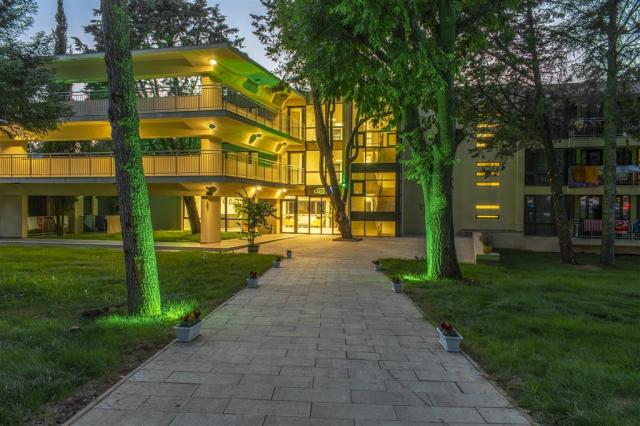 Queen Nelly Park - hotel - letecky a autokarový zájazd s CK  - 