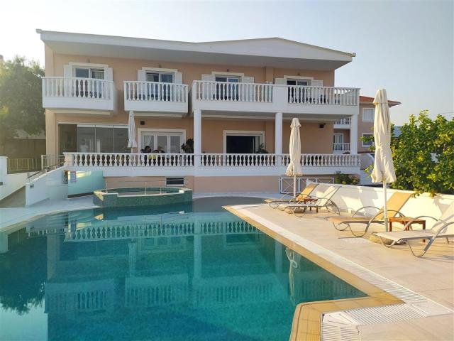 Hotel Antonios - bazén - letecký a autobusový zájazd CK  - Gréc