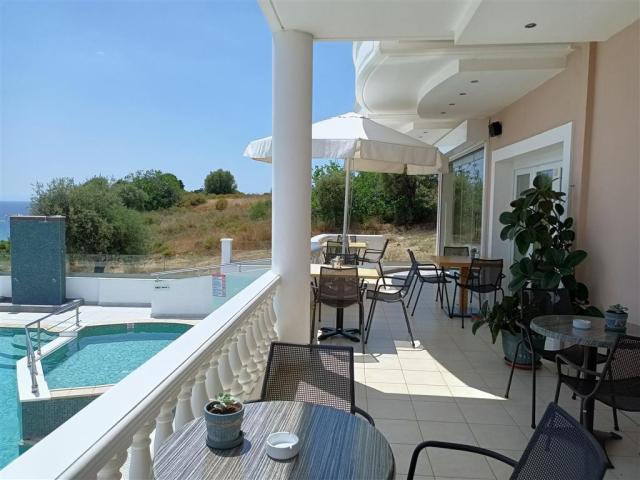 Hotel Antonios - terasa - letecký a autobusový zájazd CK  - Gré
