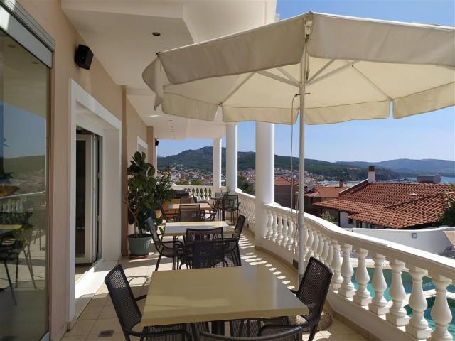 Hotel Antonios - terasa - letecký a autobusový zájazd CK  - Gré