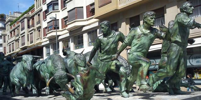 CK , Letecký poznávací zájazd, Mestá pod Pyrenejami, Pamplona