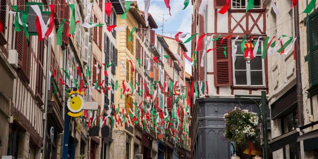 CK , Letecký poznávací zájazd, Mestá pod Pyrenejami, Bayonne