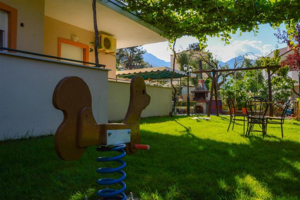 Apartmánový dom Vergina - záhrada - autobusový zájazd CK - Gr