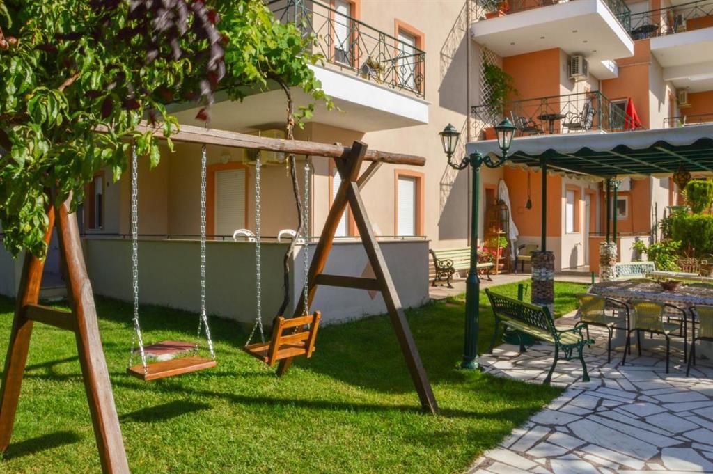 Apartmánový dom Vergina - záhrada - autobusový zájazd CK - Gr