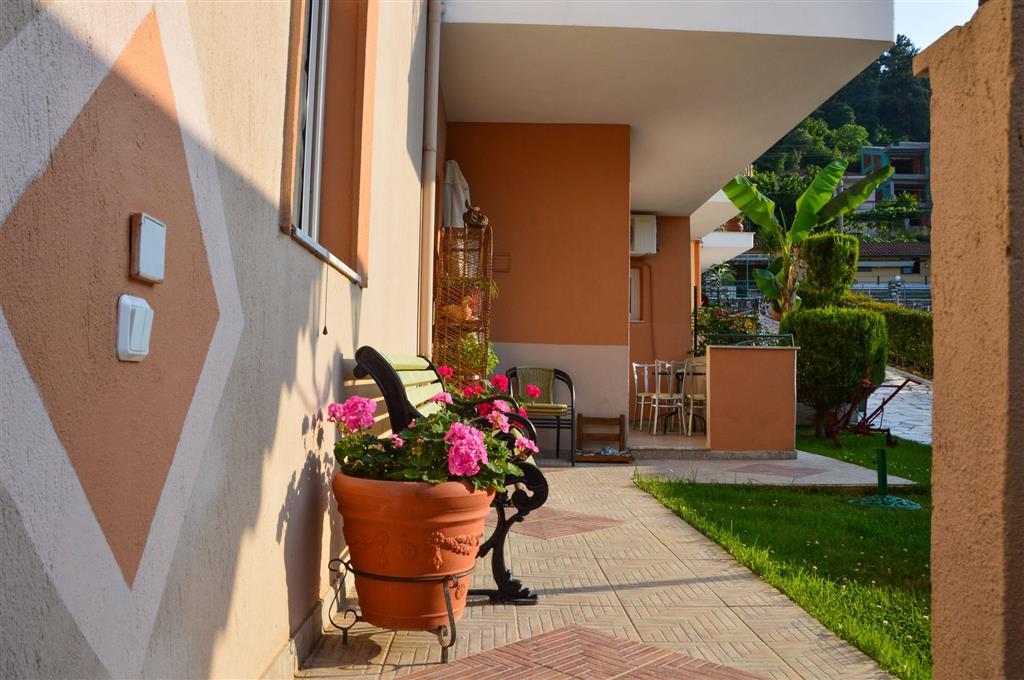 Apartmánový dom Vergina - záhrada - autobusový zájazd CK - Gr
