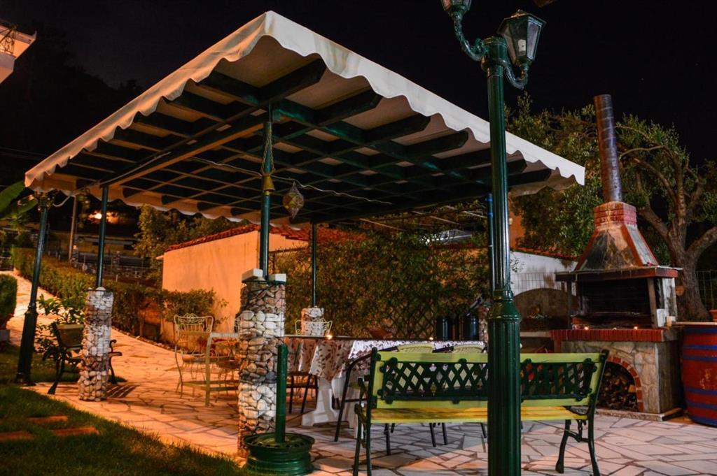 Apartmánový dom Vergina - záhradný gril - autobusový zájazd CK
