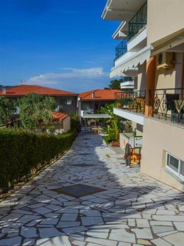 Apartmánový dom Vergina - záhrada - autobusový zájazd CK  -  Gr